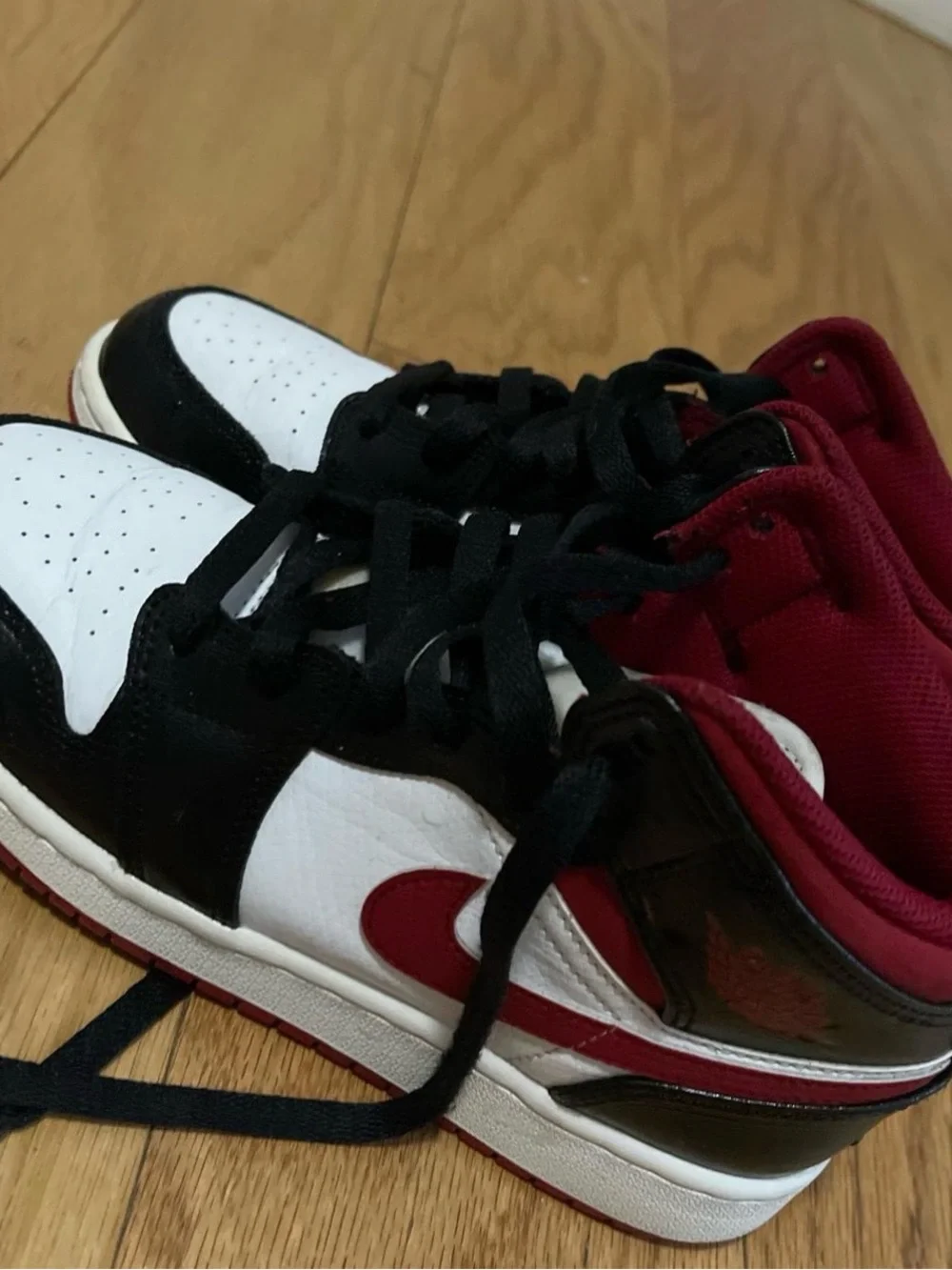 Nike Kids Low-Top Sneakers in White, Black and Red